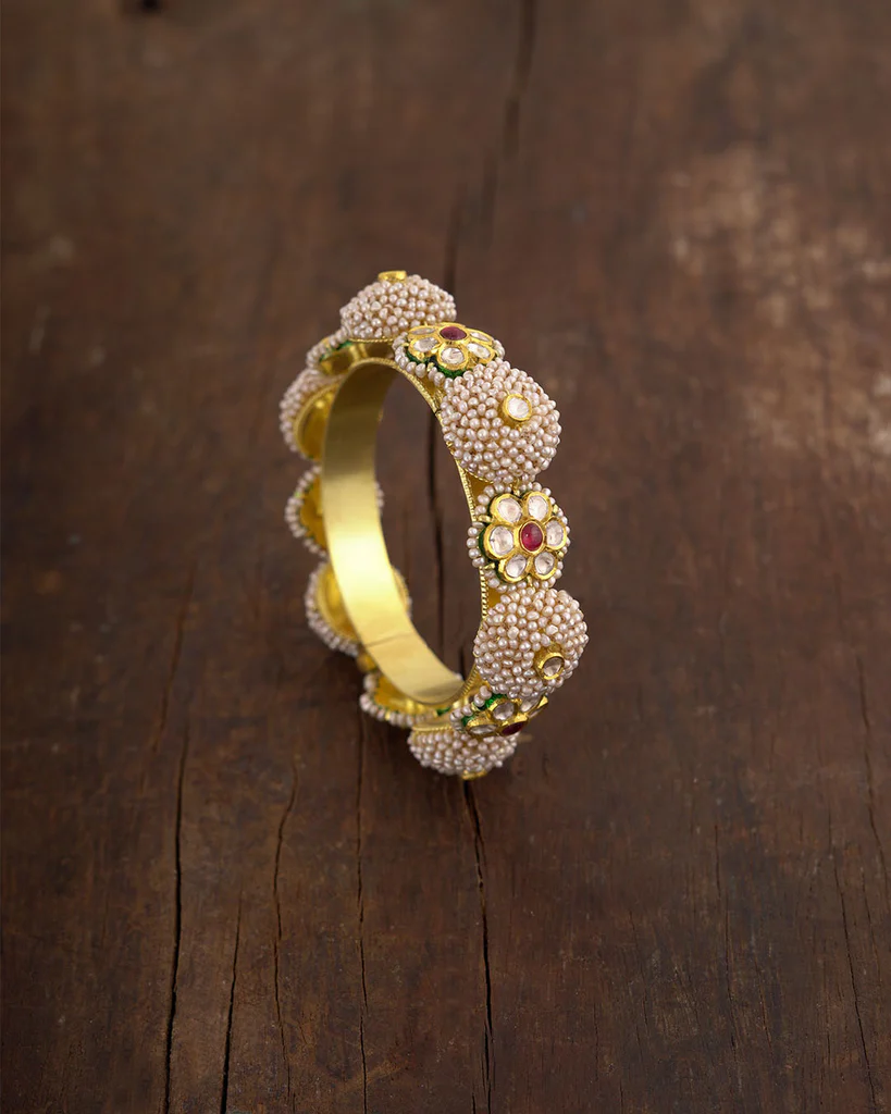 https://ariajewellers.in/storage//product/Gold bangle1-862164436-10_04_2023_11_44_am.webp?format=webp